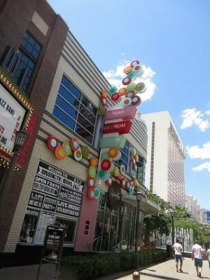 Sprinkles on the Linq Promenade