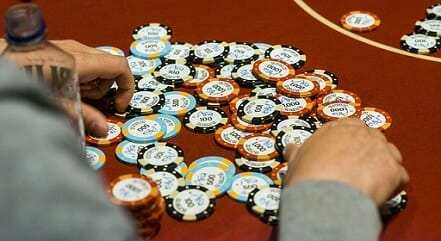 How does texas holdem work in a casino poker