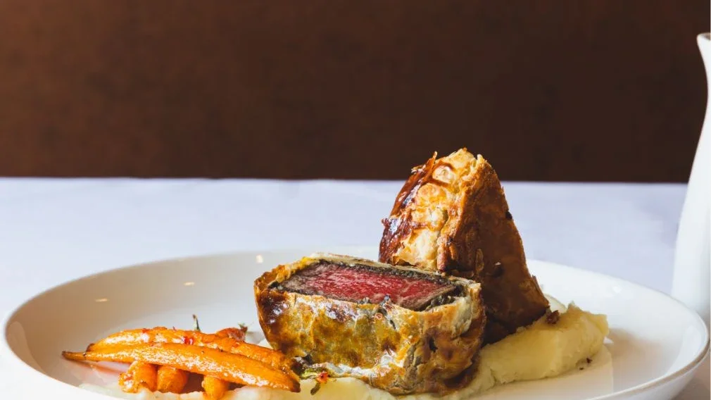 Beef Wellington featured on Ernie’s dining page.