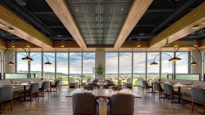 Lock 11 restaurant dining room, featured on Q Casino + Resort’s website.